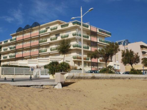 Studio cabine 4 pers, à 10m de la plage avec parking et climatisation - FR-1-803-85